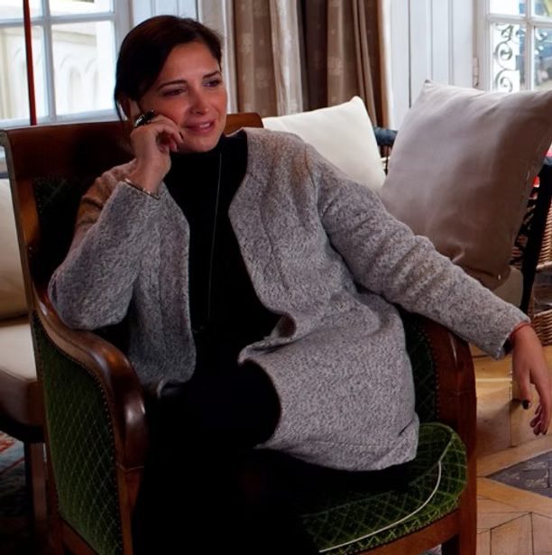 Carinne Leibovici, psychologist, smiling in an armchair